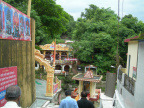 Cesta do chrámu Tapkeshwar Mahadev